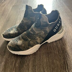 Camo Guess tennis shoes, size 7 and a half in women’s! 🤎